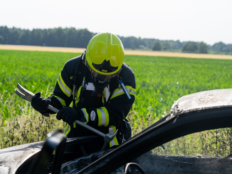 FW Flotwedel: Brennender PKW bei Offensen sorgt für Feuerwehreinsatz - Foto: presseportal.de