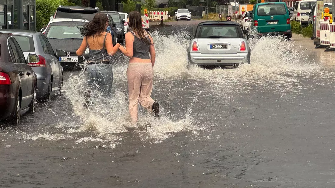 Erst extreme Hitze, dann reichlich Wasser. - Bild: Matthias Brüning/dpa
