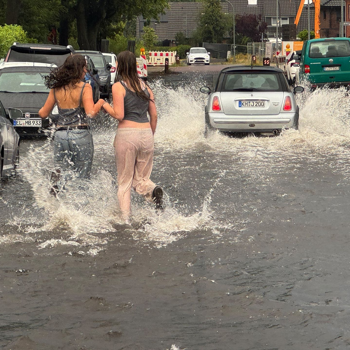 Erst extreme Hitze, dann reichlich Wasser. - Foto: Matthias Brüning/dpa