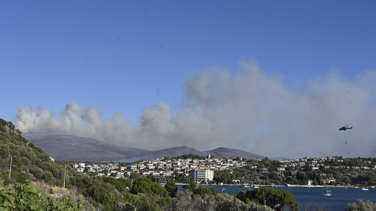 Löschhubschrauber im Einsatz. - Foto: Anne Pollmann/dpa