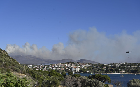 Löschhubschrauber im Einsatz. - Foto: Anne Pollmann/dpa