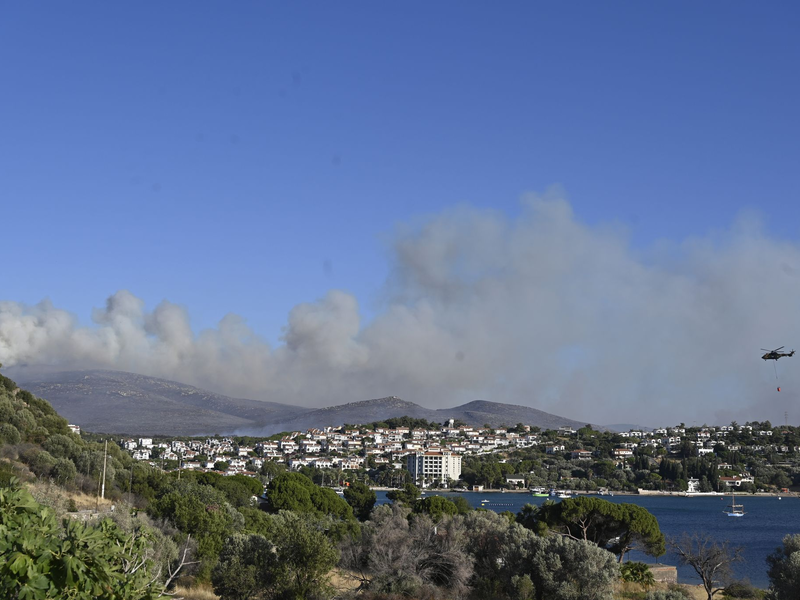 Löschhubschrauber im Einsatz. - Foto: Anne Pollmann/dpa