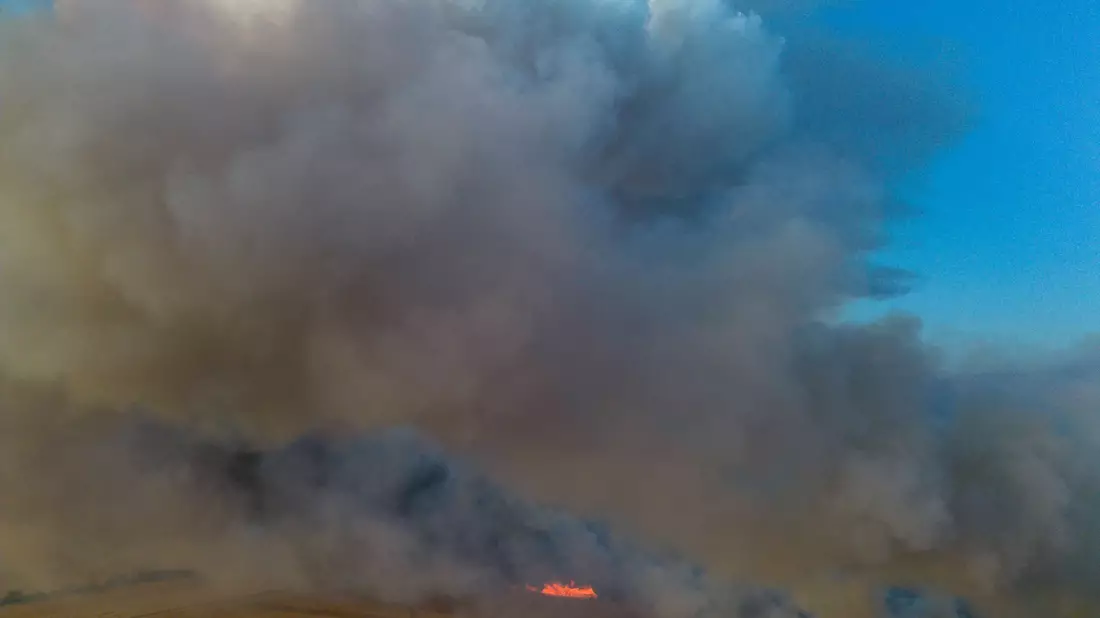 Die Feuerwehr bekämpft den Brand den dritten Tag in Folge.  - Bild: Daniel Wagner/dpa
