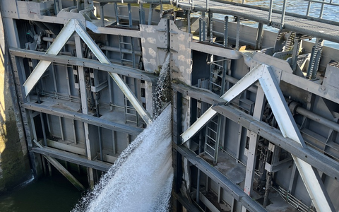 PP-ELT: Fahrgastkabinenschiff kollidiert mit Schleusentor - Foto: presseportal.de