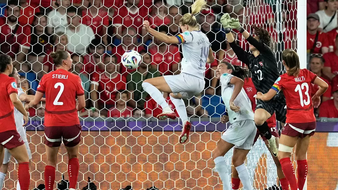 Norwegens Ada Hegerberg erzielt per Kopf das 1:1. - Bild: Martin Meissner/AP/dpa