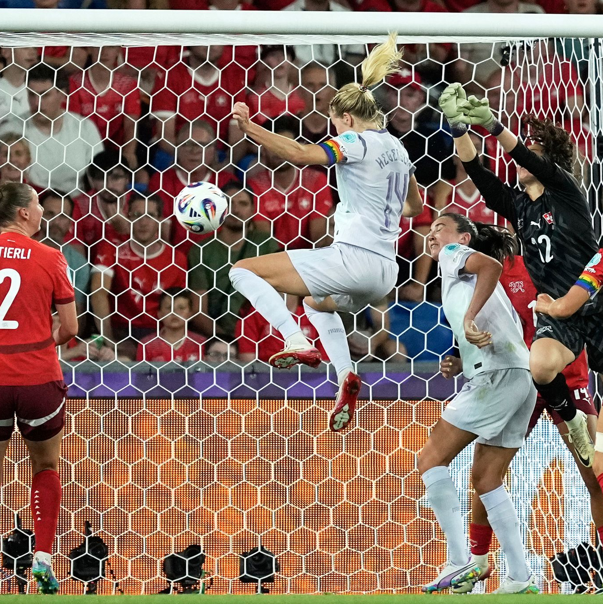 Norwegens Ada Hegerberg erzielt per Kopf das 1:1. - Foto: Martin Meissner/AP/dpa