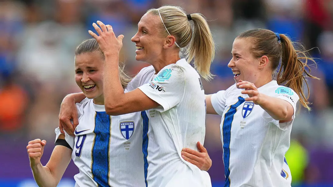 Duell um den Ball: Viggosdottir kommt der Finnin zuvor. - Bild: Alessandra Tarantino/AP/dpa