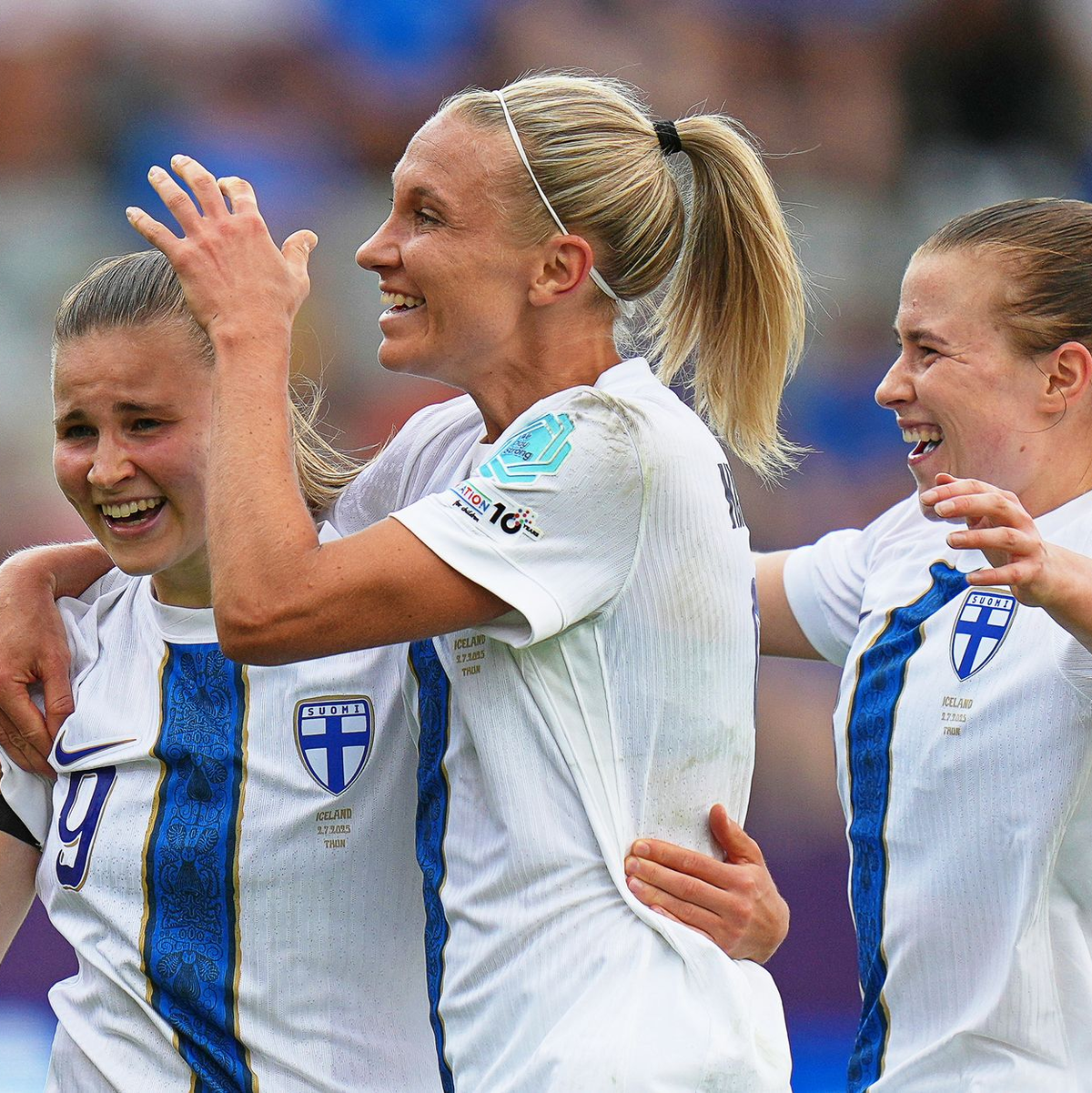 Duell um den Ball: Viggosdottir kommt der Finnin zuvor. - Foto: Alessandra Tarantino/AP/dpa