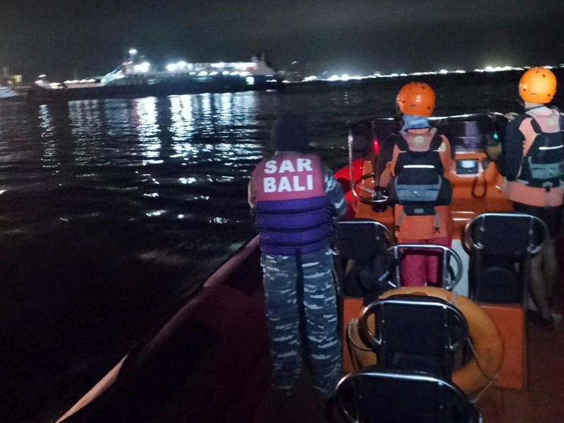 Die Fähre hatte 65 Menschen an Bord. - Foto: BASARNAS/BASARNAS/AP/dpa