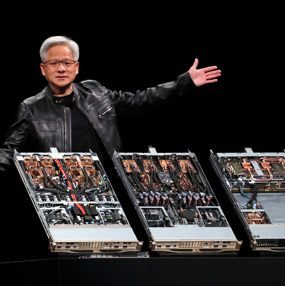 Nvidia-Chef Jensen Huang: Der Chipkonzern ist dank des Booms um KI wertvollstes Unternehmen der Welt - vor Apple (Archivbild) - Foto: Chiang Ying-ying/AP/dpa