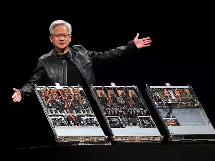 Huang bestätigte die Ausfuhr der H20-Chips in China vor Journalisten. (Archivbild) - Foto: Chiang Ying-ying/AP/dpa