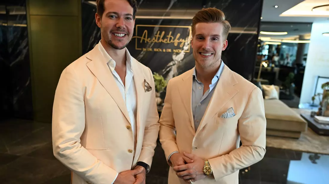 Das Unternehmen von «Dr. Rick und Dr. Nick» soll mit unzulässigen Bildern geworben haben. - Bild: Federico Gambarini/dpa