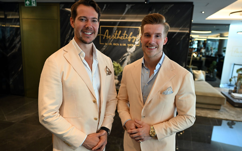 Das Unternehmen von «Dr. Rick und Dr. Nick» soll mit unzulässigen Bildern geworben haben. - Foto: Federico Gambarini/dpa