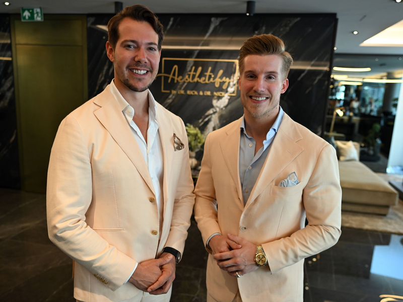 Das Unternehmen von «Dr. Rick und Dr. Nick» soll mit unzulässigen Bildern geworben haben. - Foto: Federico Gambarini/dpa