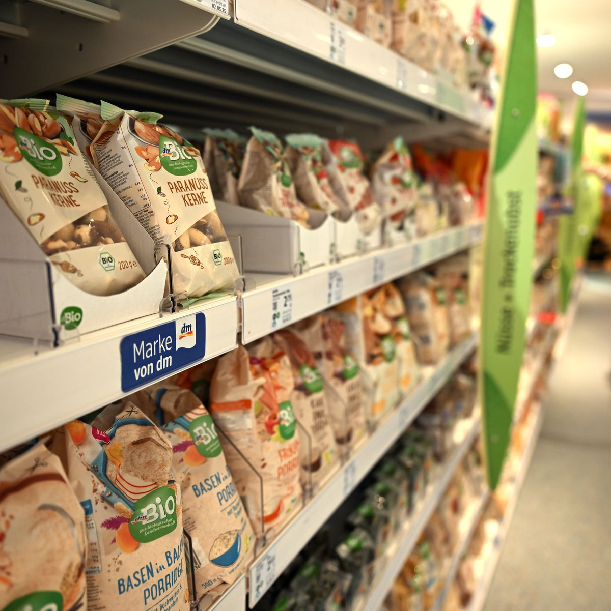 Drogerie-Kunden finden in den Märkten eine immer größere Auswahl vor. - Foto: Federico Gambarini/dpa