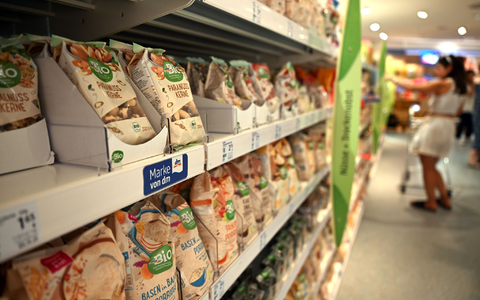 Drogerie-Kunden finden in den Märkten eine immer größere Auswahl vor. - Foto: Federico Gambarini/dpa