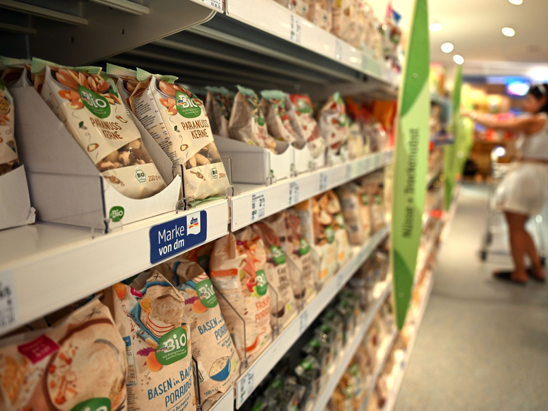 Drogerie-Kunden finden in den Märkten eine immer größere Auswahl vor. - Foto: Federico Gambarini/dpa