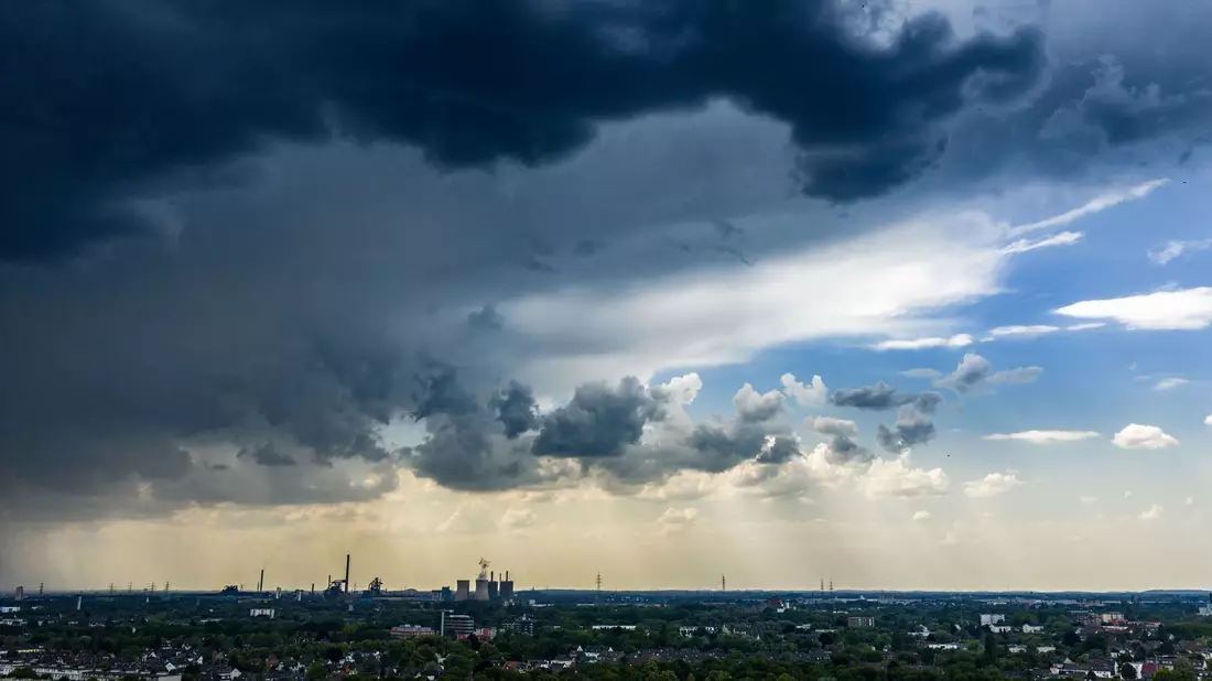 Im Nordwesten sorgten starke Gewitter und Unwetter zu umgestürzten Bäumen und vollgelaufenen Kellern. - Bild: Christoph Reichwein/dpa