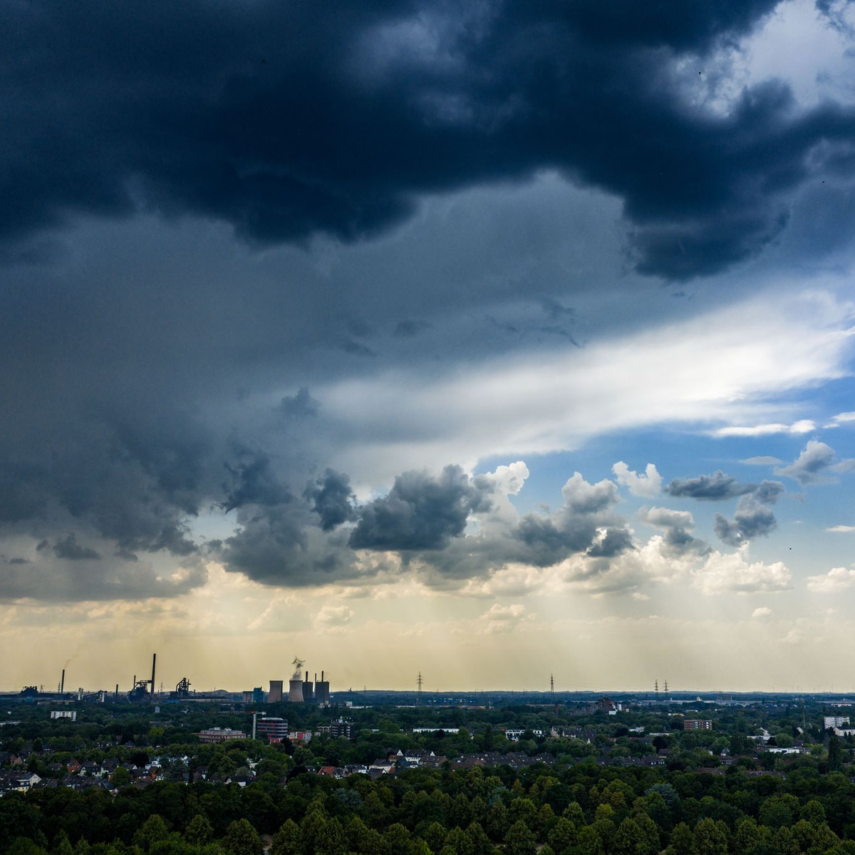 Im Nordwesten sorgten starke Gewitter und Unwetter zu umgestürzten Bäumen und vollgelaufenen Kellern. - Foto: Christoph Reichwein/dpa