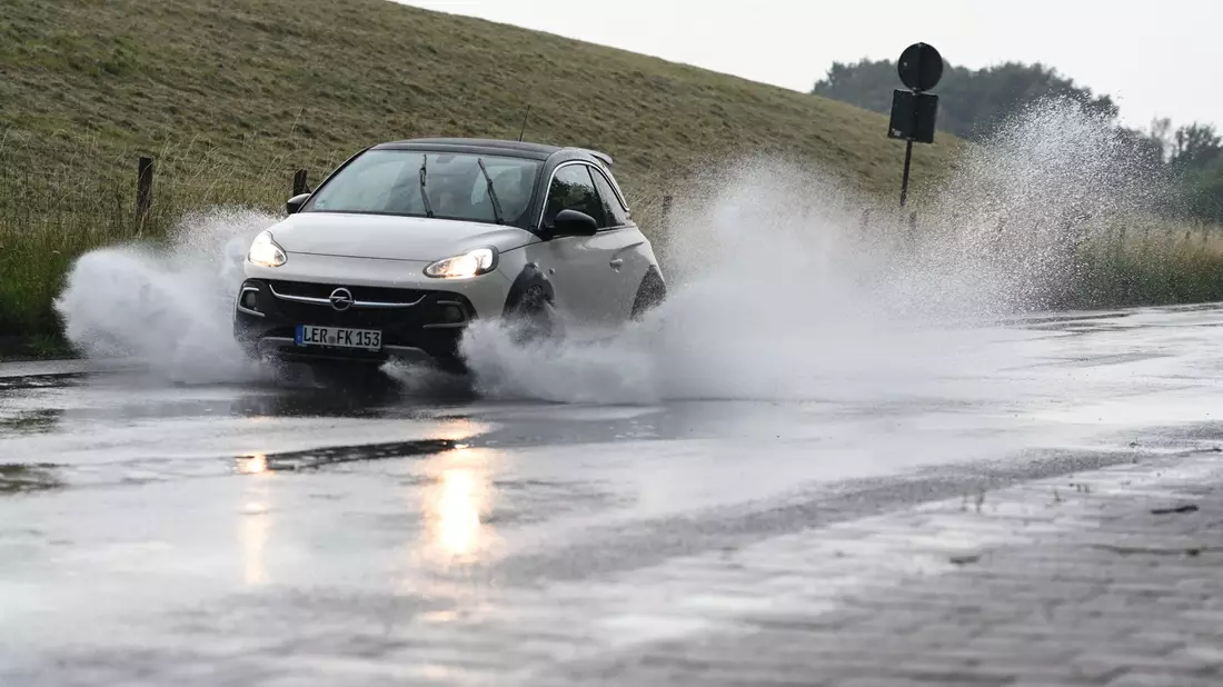Wegen des Starkregens wurden kurzzeitig Straßen überflutet. - Bild: Lars Penning/dpa
