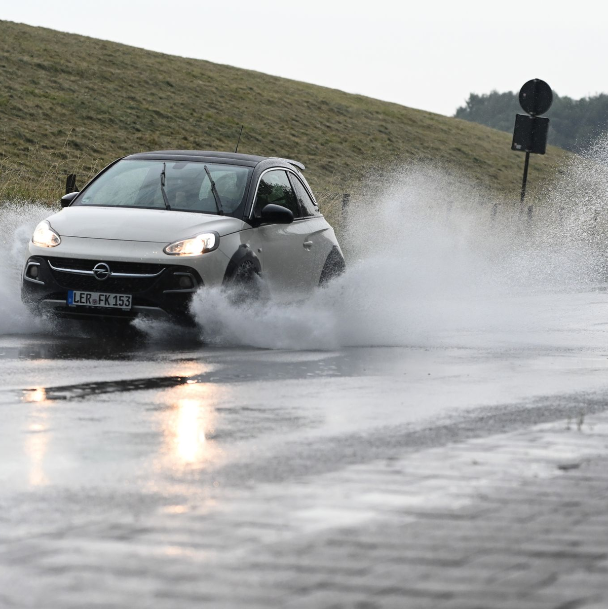 Wegen des Starkregens wurden kurzzeitig Straßen überflutet. - Foto: Lars Penning/dpa