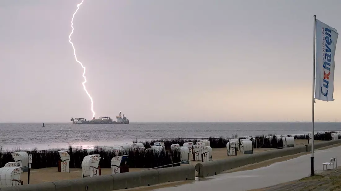 Die Gewitter zogen am späten Mittwochabend Richtung Norden weiter. - Bild: Jörn Hünecke/dpa