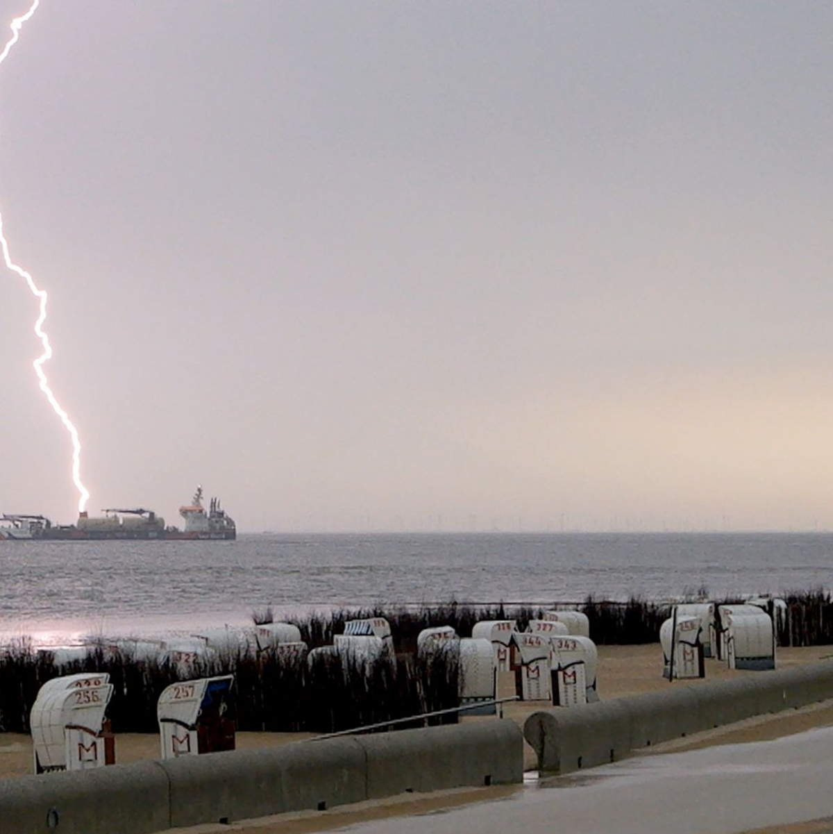 Die Gewitter zogen am späten Mittwochabend Richtung Norden weiter. - Foto: Jörn Hünecke/dpa