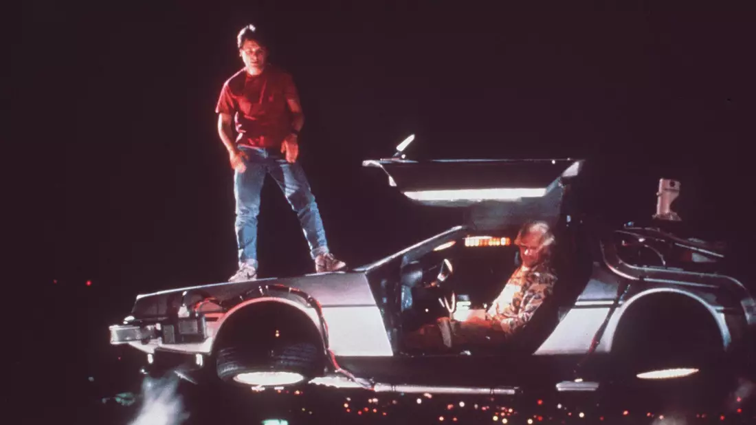  In «Zurück in die Zukunft» wird der von Michael J. Fox verkörperte Held Marty McFly - mit Hilfe eines umgebauten Sportwagens vom Typ DeLorean DMC-12 - aus dem Jahr 1985 ins Jahr 1955 katapultiert. - Bild: Kpa Publicity/United Archives/dpa