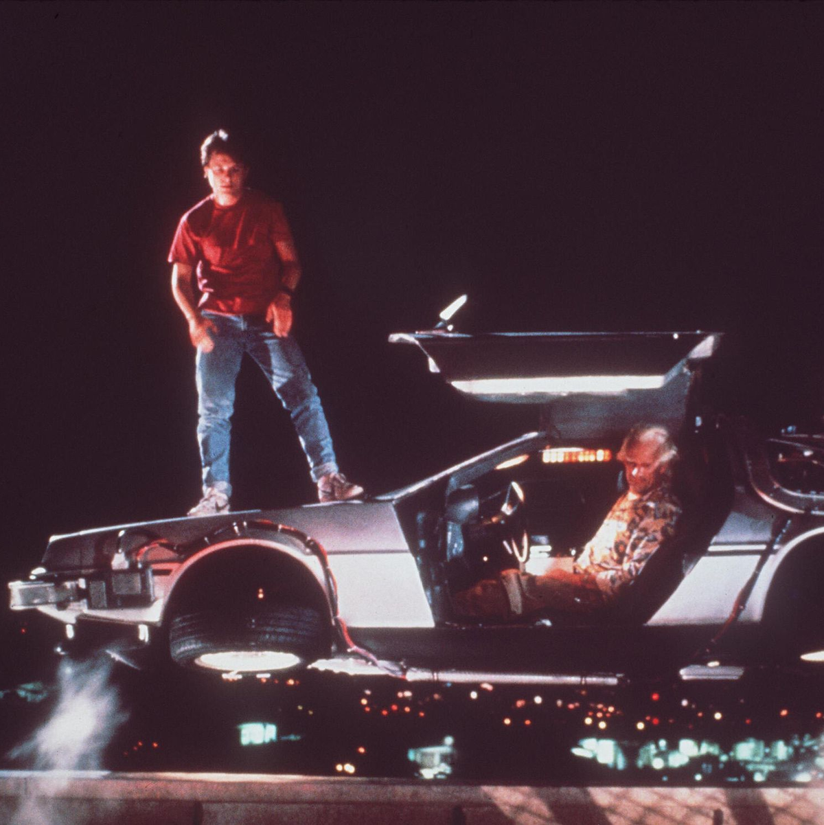  In «Zurück in die Zukunft» wird der von Michael J. Fox verkörperte Held Marty McFly - mit Hilfe eines umgebauten Sportwagens vom Typ DeLorean DMC-12 - aus dem Jahr 1985 ins Jahr 1955 katapultiert. - Foto: Kpa Publicity/United Archives/dpa