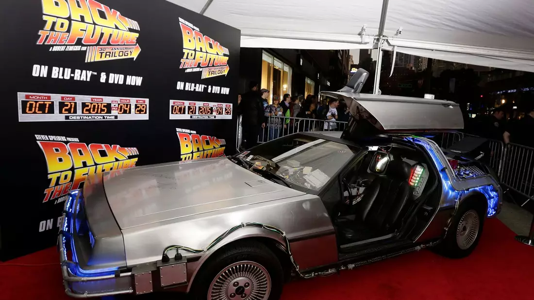 Der DeLorean-Wagen ist die Zeitmaschine, mit der Marty McFly und und Doc Brown in die Zukunft reisen (Archivbild). - Bild: Jason Szenes/dpa