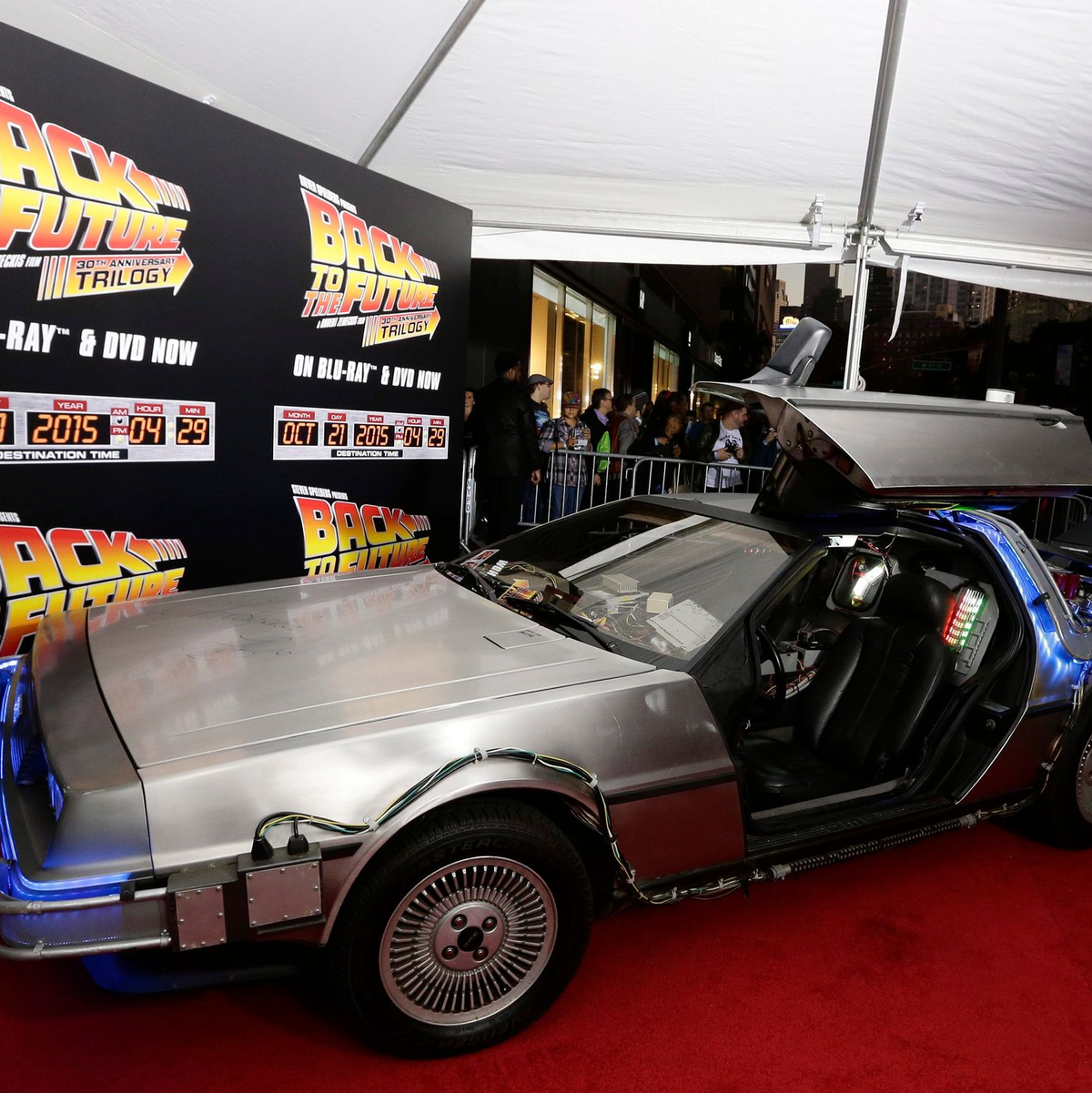 Der DeLorean-Wagen ist die Zeitmaschine, mit der Marty McFly und und Doc Brown in die Zukunft reisen (Archivbild). - Foto: Jason Szenes/dpa