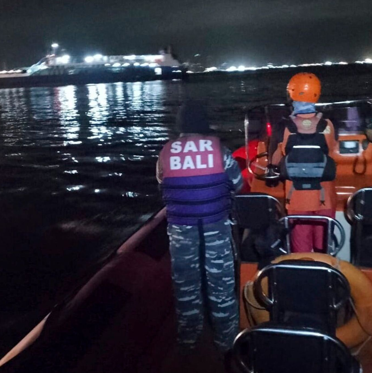 Seit der Nacht suchen Einsatzkräfte nach Überlebenden. - Foto: BASARNAS/BASARNAS/AP/dpa