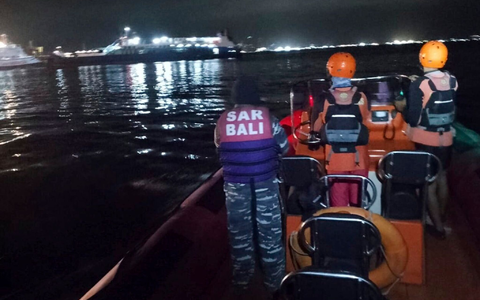 Seit der Nacht suchen Einsatzkräfte nach Überlebenden. - Foto: BASARNAS/BASARNAS/AP/dpa