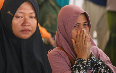 Suchtrupps waren in der Straße von Bali - einer Meerenge - unermüdlich unterwegs. - Foto: Andur/AP/dpa Suchtrupps waren in der Straße von Bali - einer Meerenge - unermüdlich unterwegs. - Foto: Andur/AP/dpa