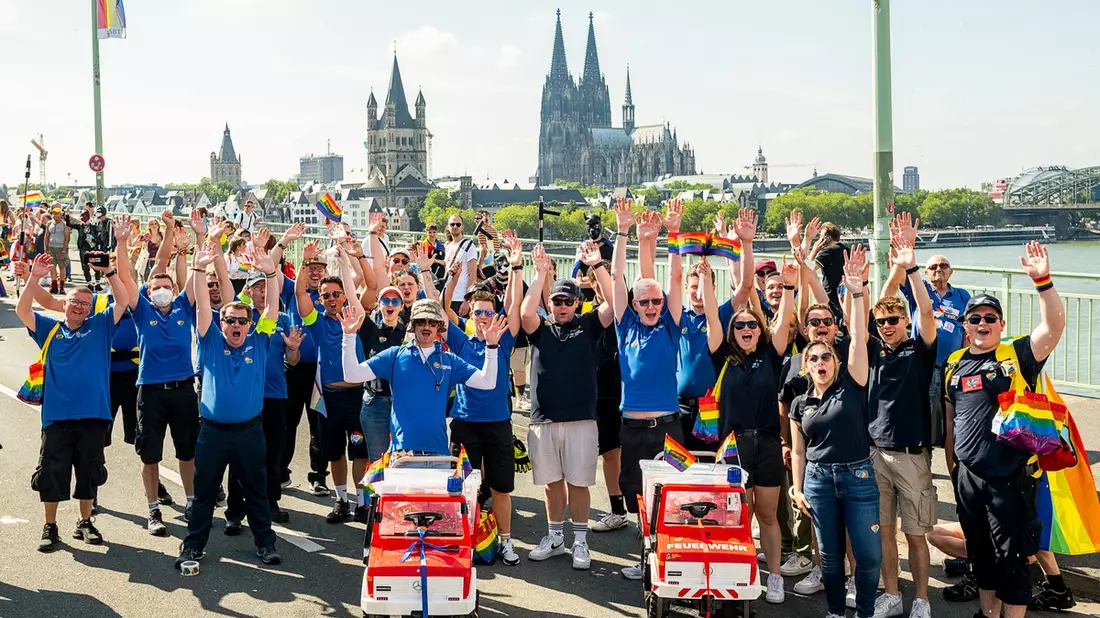 VdF-NRW: Netzwerk Vielfalt des Verbandes der Feuerwehren (VdF) in NRW beteiligt sich an der CSD-Demonstration in Köln - Bild: presseportal.de