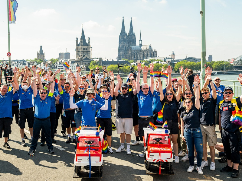 VdF-NRW: Netzwerk Vielfalt des Verbandes der Feuerwehren (VdF) in NRW beteiligt sich an der CSD-Demonstration in Köln - Foto: presseportal.de
