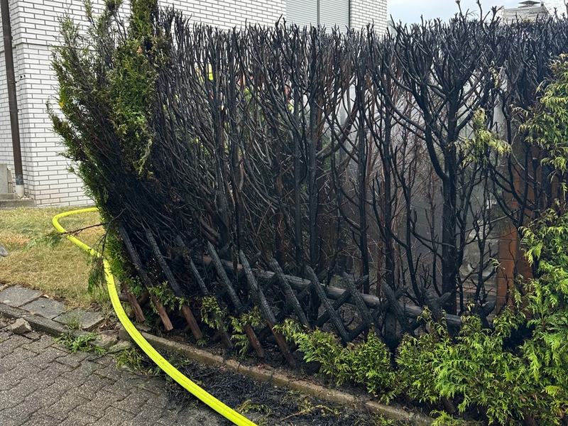 FW-EN: Brand einer Hecke löst Feuerwehreinsatz aus - Foto: presseportal.de