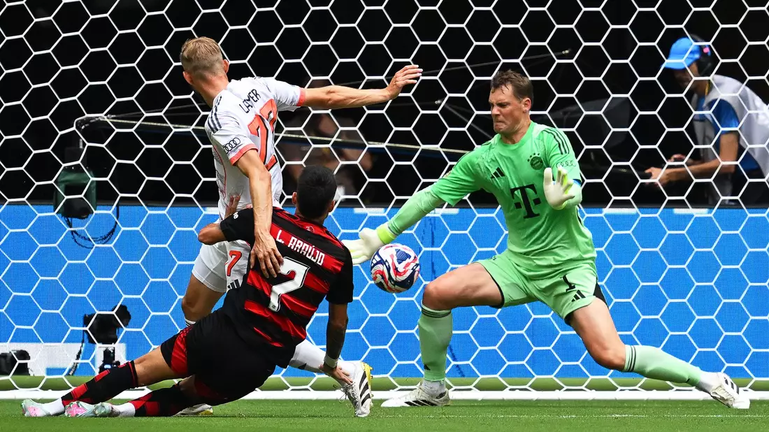 Manuel Neuers Super-Reflex gegen Flamengos Luiz Araujo (M). Daneben Bayern-Verteidiger Konrad Laimer (l). - Bild: Sven Hoppe/dpa
