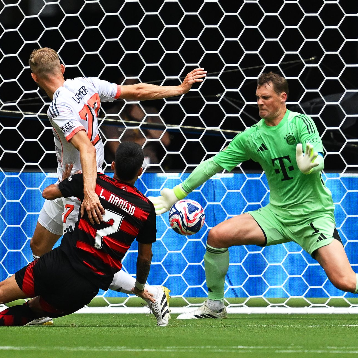 Manuel Neuers Super-Reflex gegen Flamengos Luiz Araujo (M). Daneben Bayern-Verteidiger Konrad Laimer (l). - Foto: Sven Hoppe/dpa