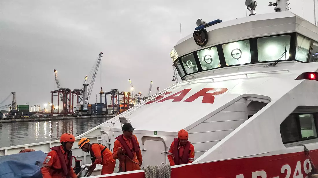 Dutzende Menschen werden noch vermisst. - Bild: National Search and Rescue Agency of Indonesia/Xinhua/dpa