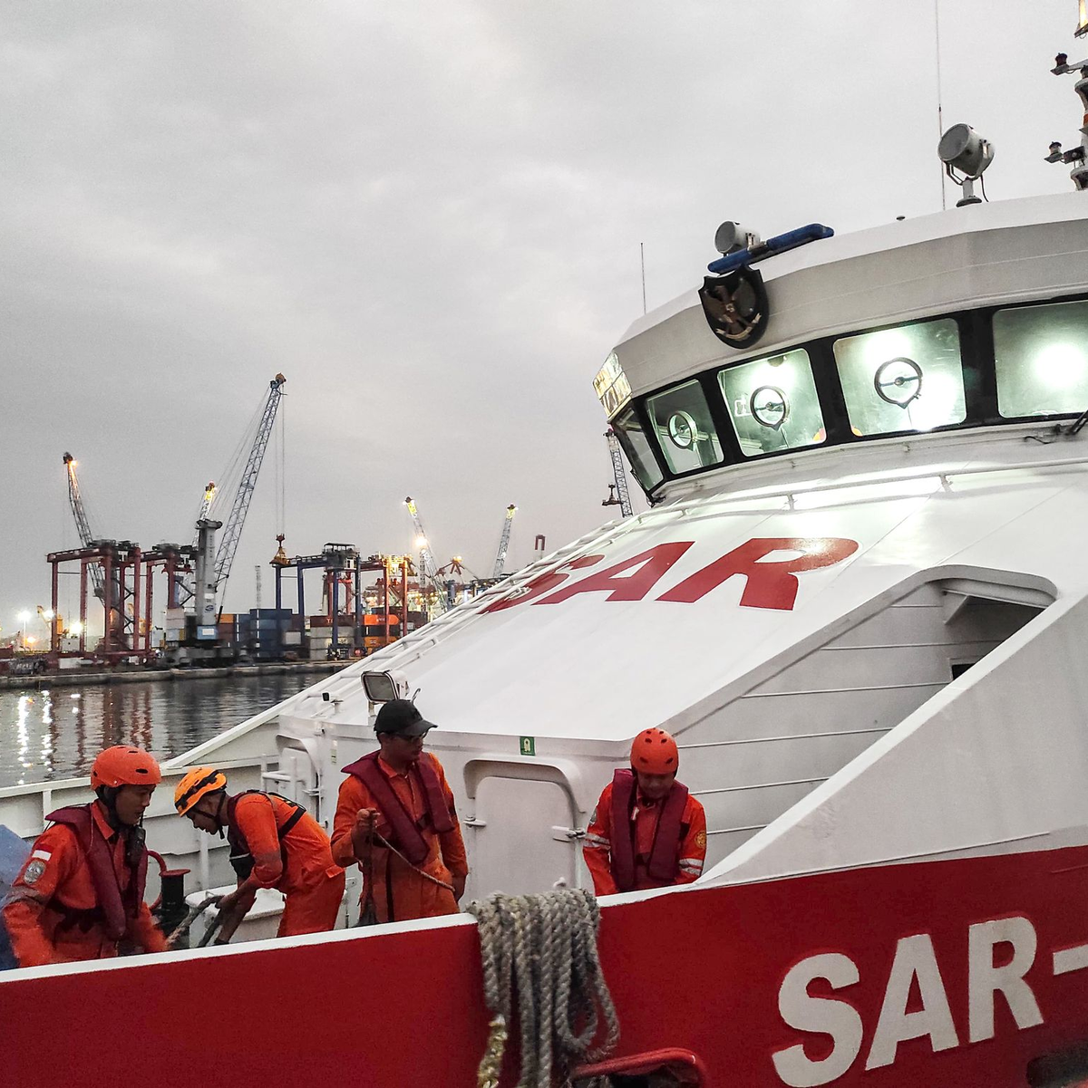 Dutzende Menschen werden noch vermisst. - Foto: National Search and Rescue Agency of Indonesia/Xinhua/dpa