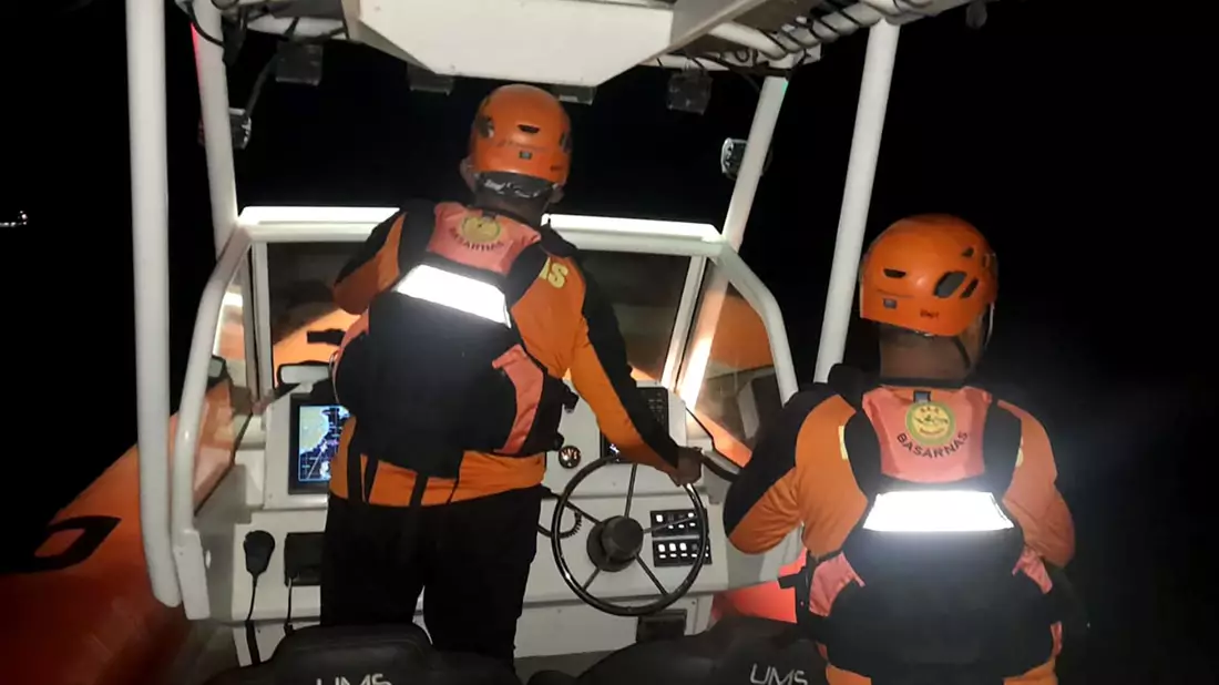 Rettungskräfte suchen nach vermissten Passagieren. - Bild: Handout/National Search and Rescue Agency of Indonesia/XinHua/dpa