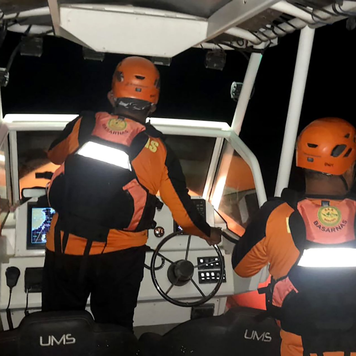 Rettungskräfte suchen nach vermissten Passagieren. - Foto: Handout/National Search and Rescue Agency of Indonesia/XinHua/dpa