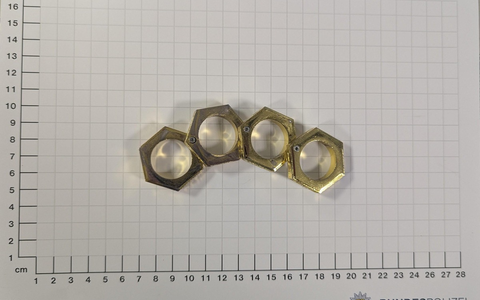 BPOL NRW: Bundespolizei beschlagnahmt Schlagring - Foto: presseportal.de