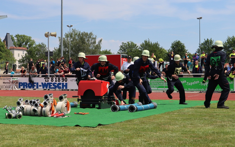 Leidenschaft fĂŒr Feuerwehrwettbewerbe in Böblingen / Deutsche Feuerwehr-Meisterschaften vom 10. bis 13. Juli: Löschangriff und Staffellauf - Foto: presseportal.de Leidenschaft fĂŒr Feuerwehrwettbewerbe in Böblingen / Deutsche Feuerwehr-Meisterschaften vom 10. bis 13. Juli: Löschangriff und Staffellauf - Foto: presseportal.de