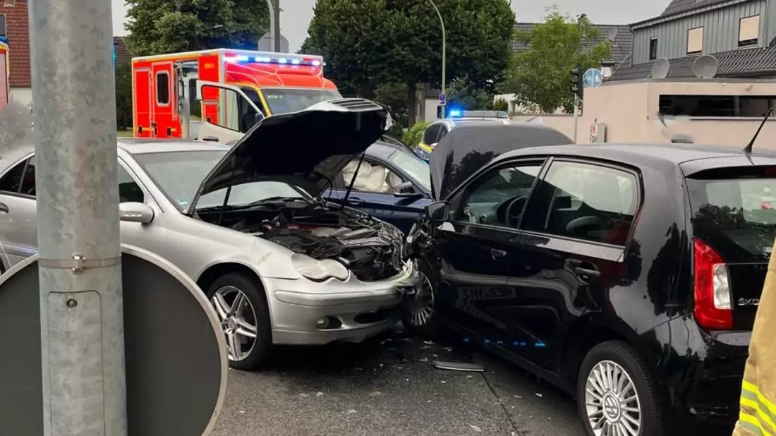 POL-BO: Unfall im Kreuzungsbereich: Vier beschädigte Pkw und fünf Leichtverletzte - Bild: presseportal.de