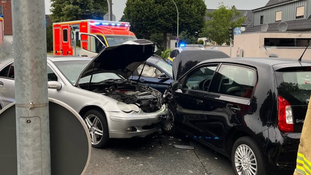 POL-BO: Unfall im Kreuzungsbereich: Vier beschädigte Pkw und fünf Leichtverletzte - Foto: presseportal.de