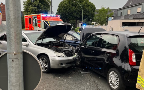 POL-BO: Unfall im Kreuzungsbereich: Vier beschädigte Pkw und fünf Leichtverletzte - Foto: presseportal.de