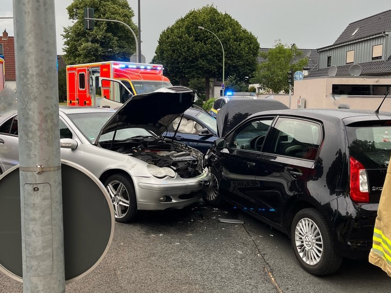 POL-BO: Unfall im Kreuzungsbereich: Vier beschädigte Pkw und fünf Leichtverletzte - Foto: presseportal.de
