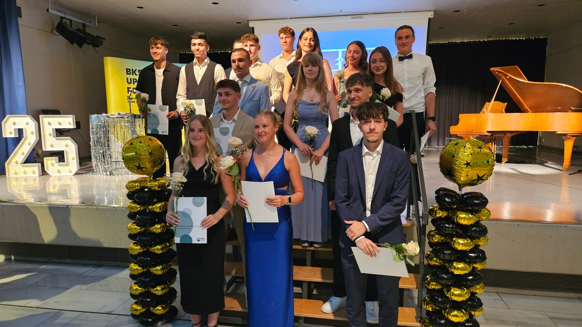 POL-DN: FOS-Polizei-Absolventinnen und -Absolventen am Berufskolleg Düren verabschiedet - 16 Nachwuchskräfte starten ins duale Studium - Foto: presseportal.de